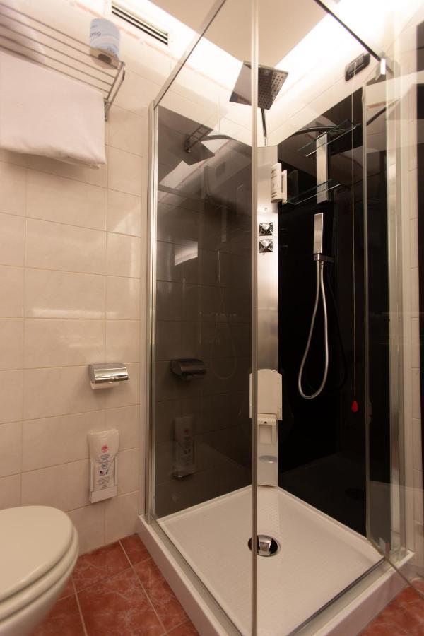בוסטו ארסיציו Hotel Pineta מראה חיצוני תמונה