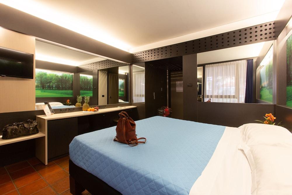 בוסטו ארסיציו Hotel Pineta מראה חיצוני תמונה