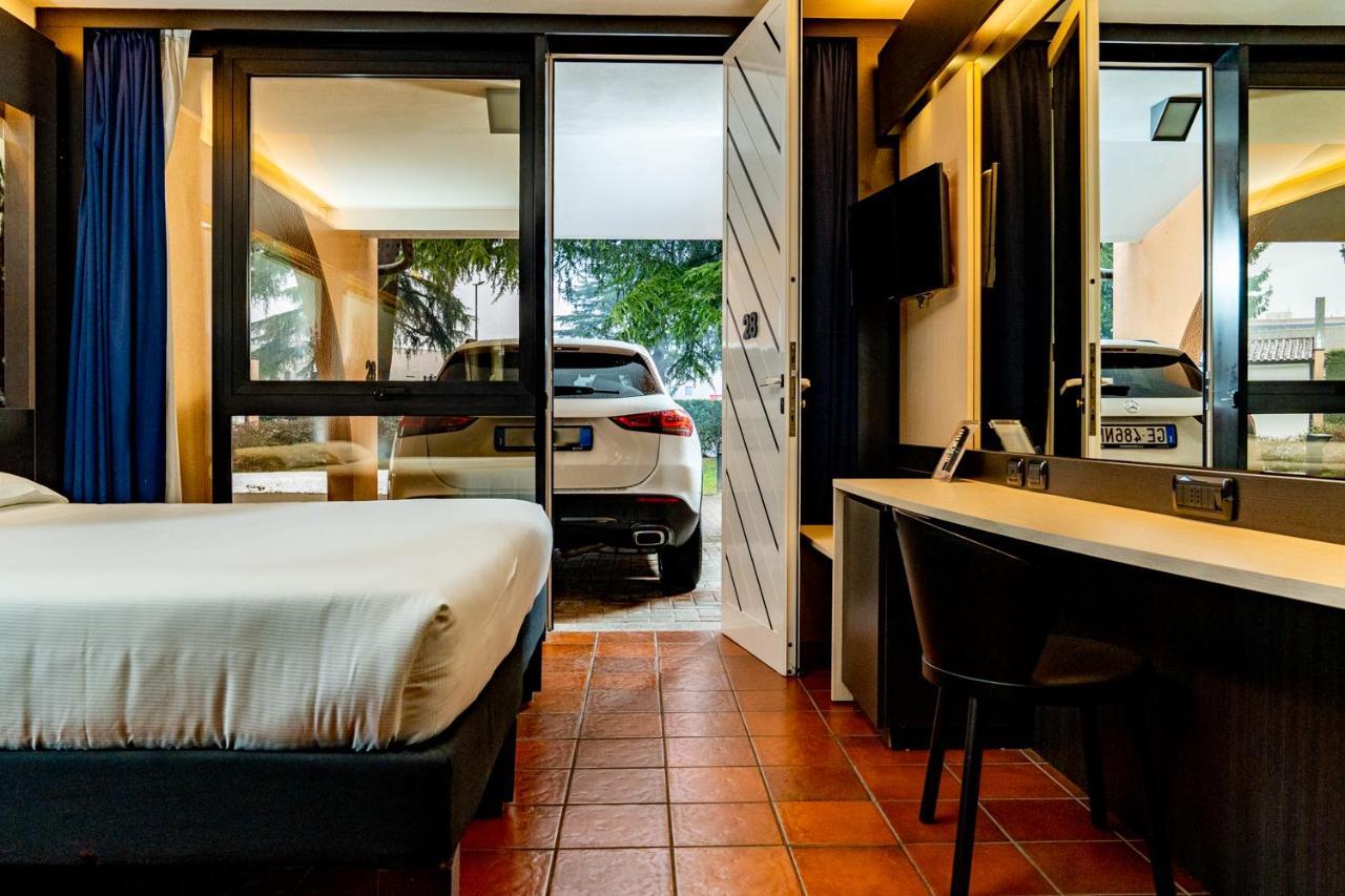 בוסטו ארסיציו Hotel Pineta מראה חיצוני תמונה