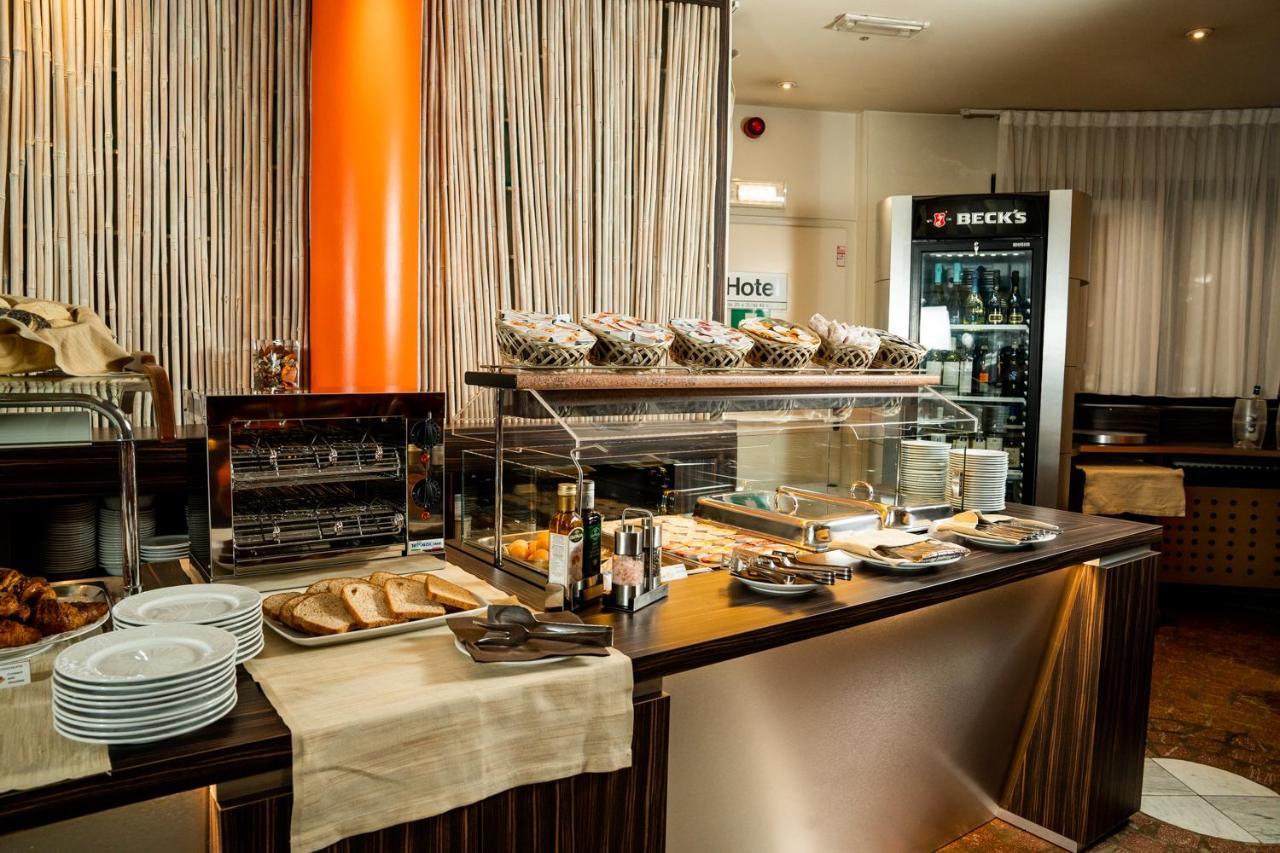 בוסטו ארסיציו Hotel Pineta מראה חיצוני תמונה