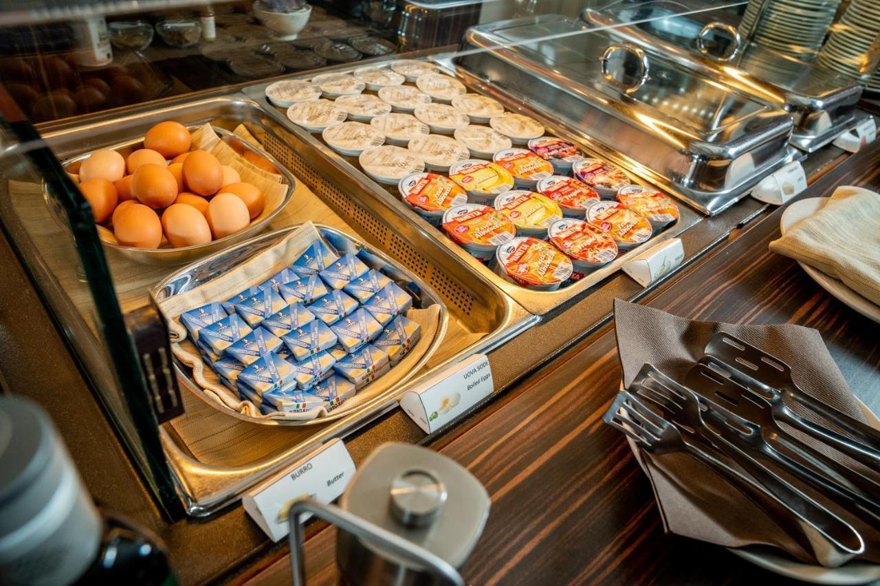 בוסטו ארסיציו Hotel Pineta מראה חיצוני תמונה