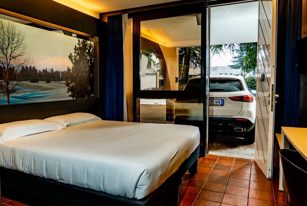 בוסטו ארסיציו Hotel Pineta מראה חיצוני תמונה