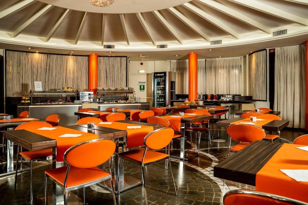 בוסטו ארסיציו Hotel Pineta מראה חיצוני תמונה