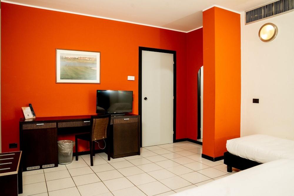 בוסטו ארסיציו Hotel Pineta מראה חיצוני תמונה