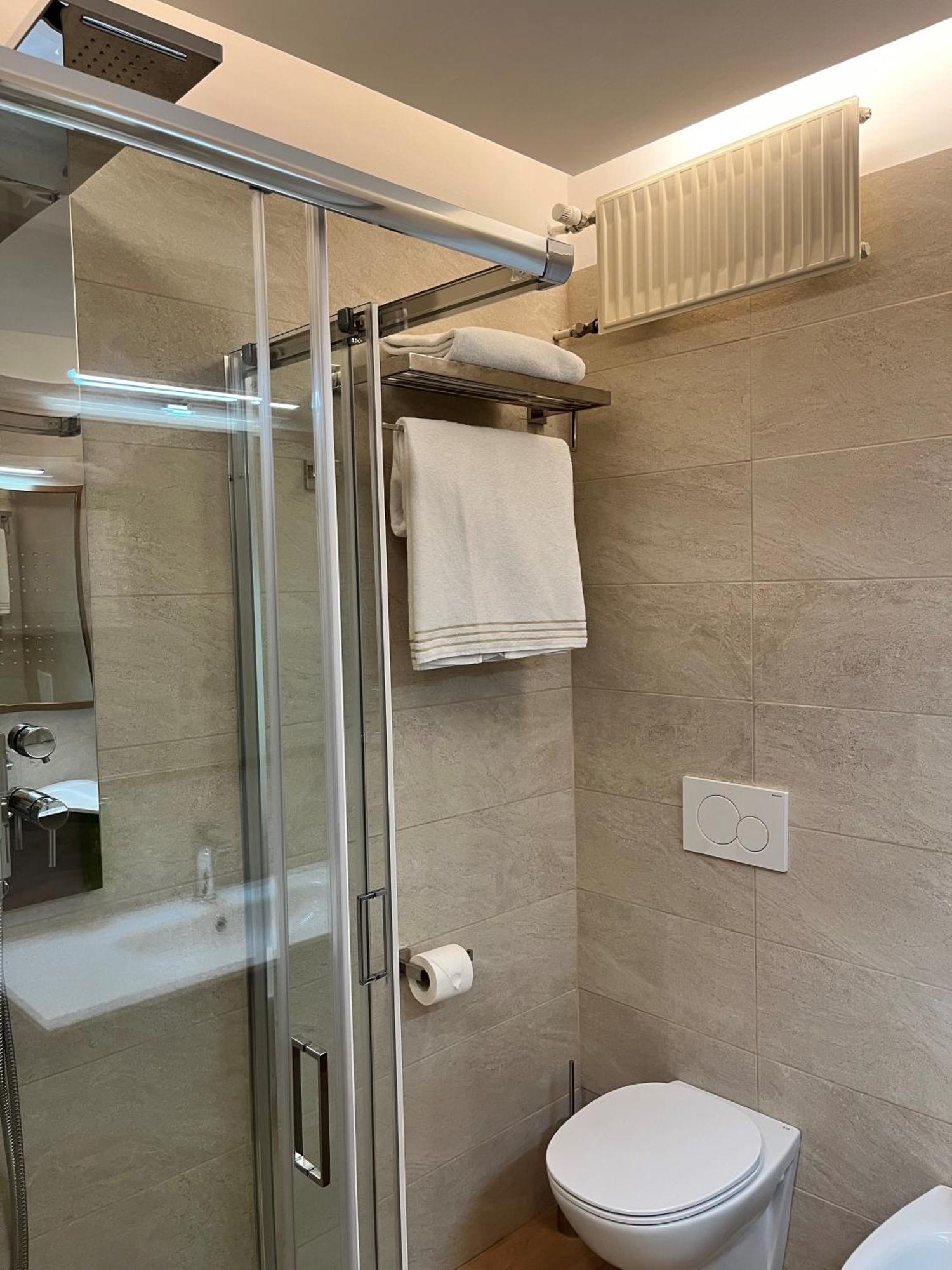 בוסטו ארסיציו Hotel Pineta מראה חיצוני תמונה