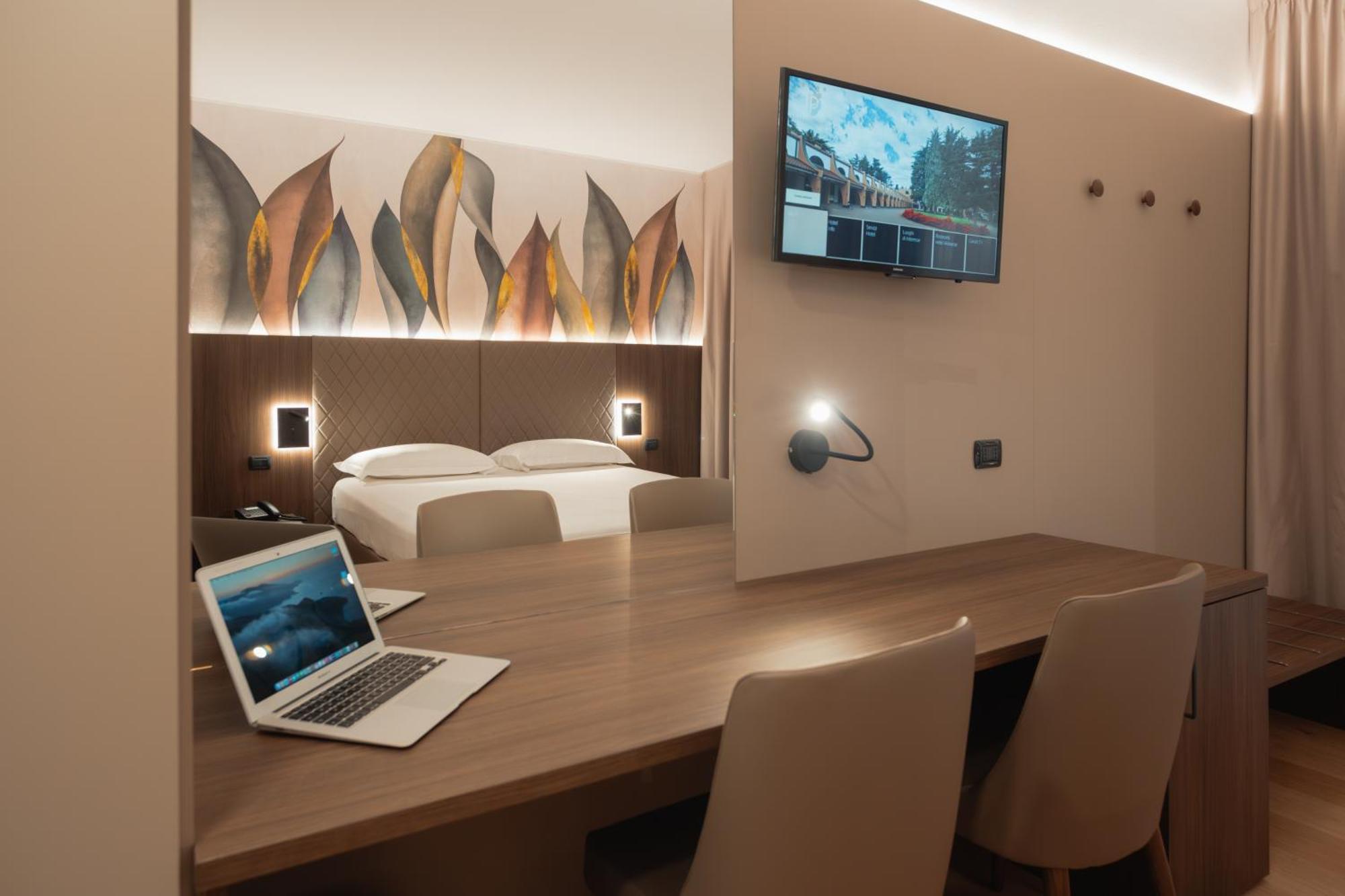 בוסטו ארסיציו Hotel Pineta מראה חיצוני תמונה